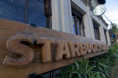 Ubud ahşap Starbucks kahve tabelalı, Bali
