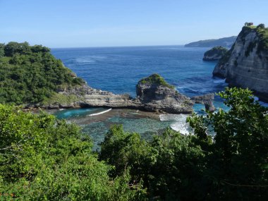 Nusa Penida üzerinde Atuh Plajı manzarası