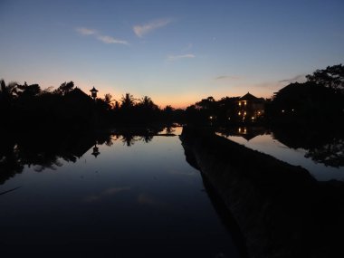 Gün batımından sonra pirinç tarlaları su yansımalar
