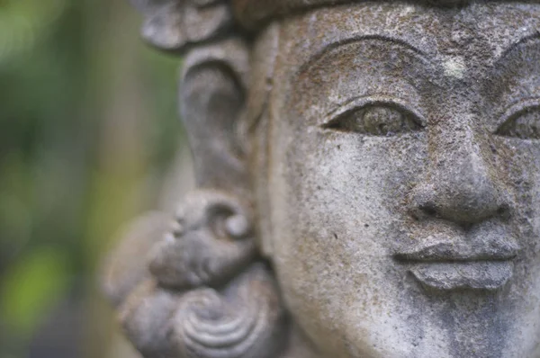 Close up de uma bela estátua de pedra balinesa — Fotografia de Stock