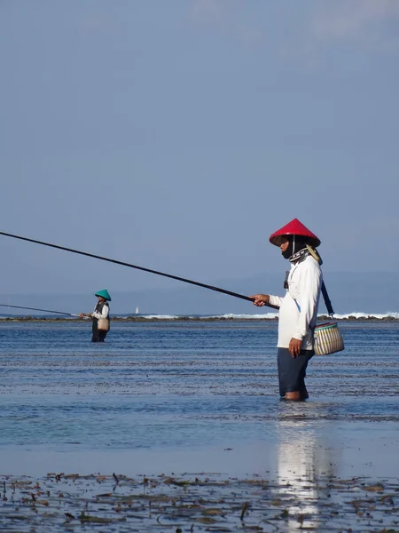 Pescadores balineses típicos em águas rasas — Fotografia de Stock