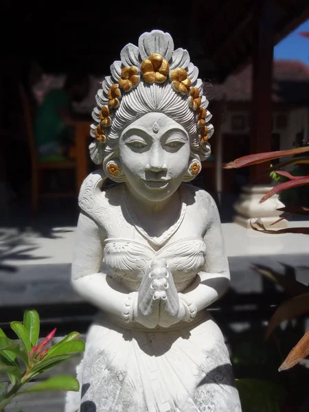 Bílá ženská socha balijské kamenné — Stock fotografie