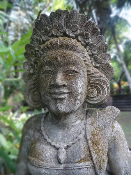 Socha ženské balijské kamenné sochy — Stock fotografie