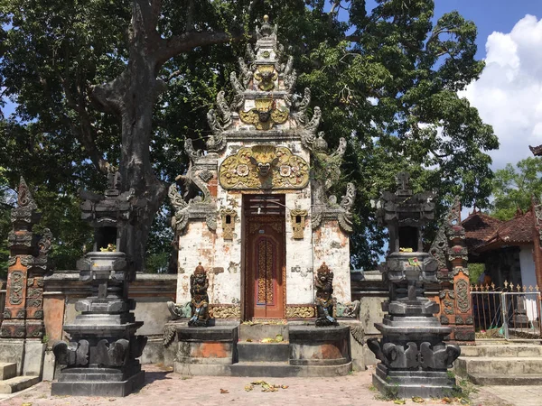 Bir tapınağın tipik Bali giriş kapısı