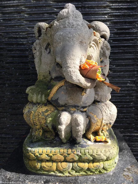 Hermosa estatua de piedra Ganesha pequeña — Foto de Stock