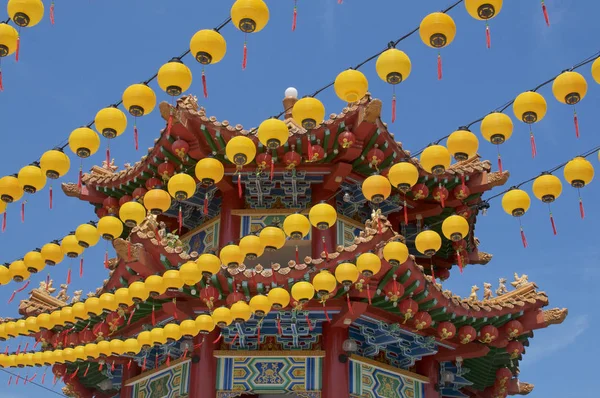 Gelbe Laternendekoration und Pagode des Thean-hou-Tempels — Stockfoto
