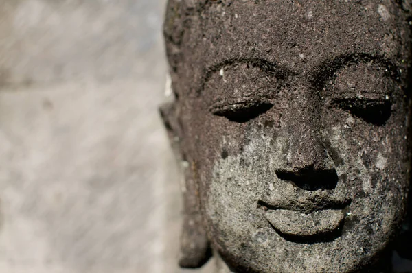 Imagem de perto de uma pequena estátua de Buda — Fotografia de Stock