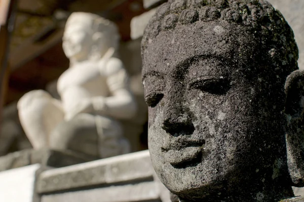 Bela estátua de Buda pequena pedra — Fotografia de Stock