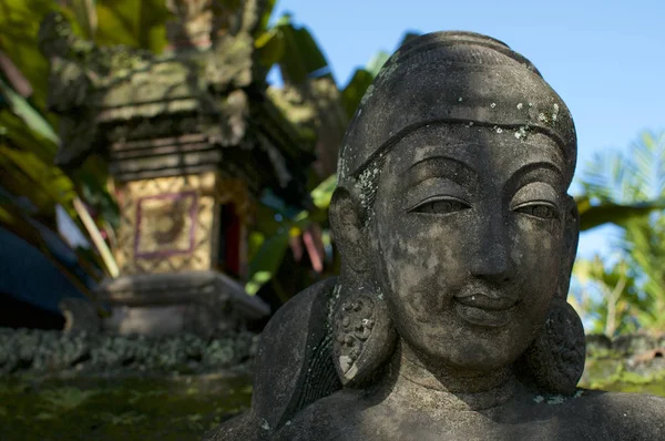 Close up imagem de uma fêmea como estátua de pedra em Bali — Fotografia de Stock
