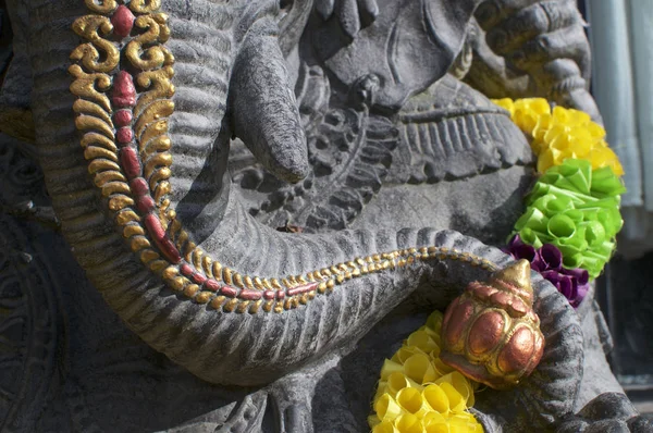 Szczegóły tułowia czarnej posągu Ganeshy — Zdjęcie stockowe