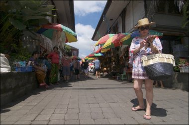 Ubud Sanat pazarı, turist ve satıcılarla