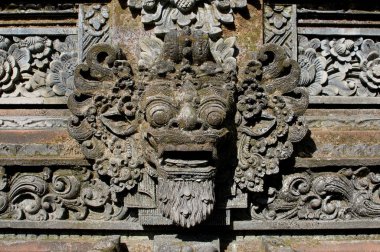 Tipik Bali Barong maskesi taş oyulmuş