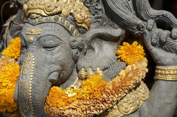 Ganesha taş heykelinin resmini kapat
