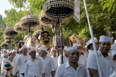 Geleneksel tören sırasında Bali halkı