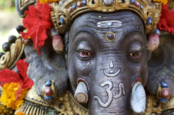 Foto de la cabeza de la estatua de Ganesha colorido — Foto de Stock