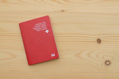 Ahşap masada tek Isviçre pasaportu