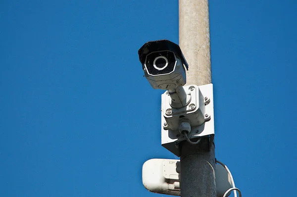 Câmera de CCTV em um poste de luz de rua — Fotografia de Stock