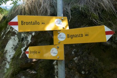 İsviçre'nin ünlü Ticino Kton'unda yürüyüş yolu tabelası