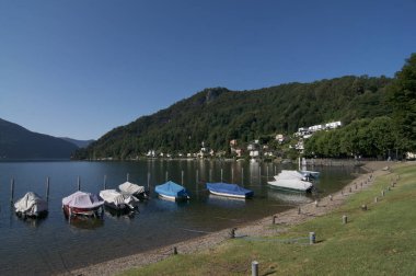 Caslano, İsviçre'deki Lago Ceresio sahilinde sıralanmış tekneler