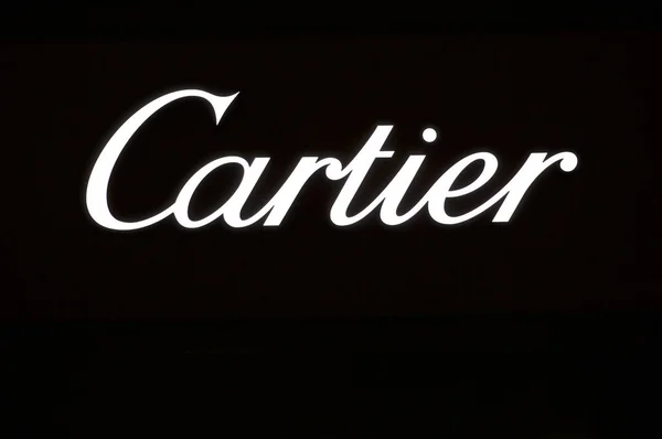 Logotipo de la marca Cartier iluminado en Lugano —  Fotos de Stock