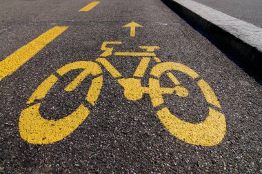 Asfaltüzerine çizilen bisiklet yolu sembolü
