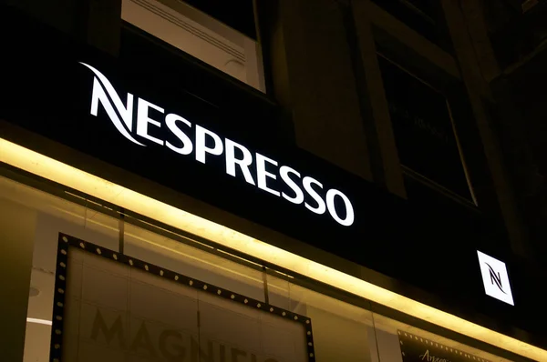 Logotipo iluminado de Nespresso en Milán — Foto de Stock