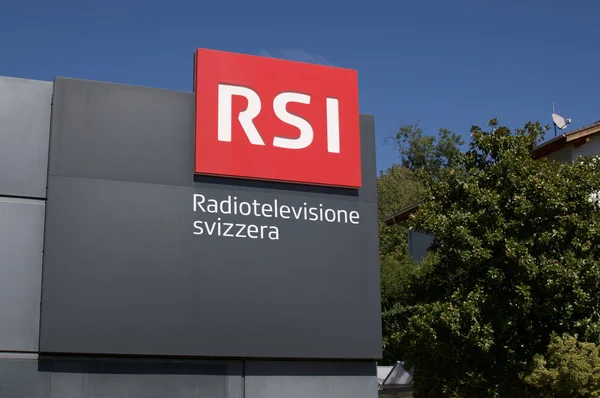 RSI (Radiotelevisione Svizzera Italiana) logo az épületben Comano — Stock Fotó