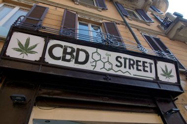 İtalya 'da Cbd kenevir dükkanı tabelası