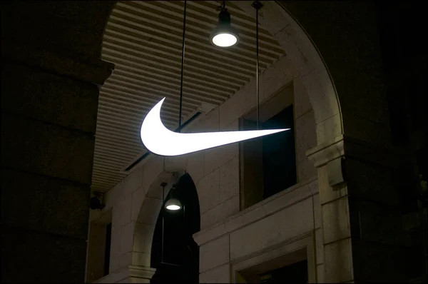 Luminoso logotipo de Nike signo —  Fotos de Stock