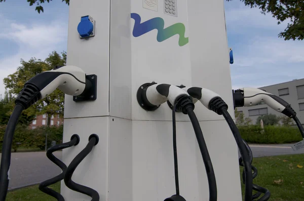 Araçlar için elektrikli şarj konektörü
