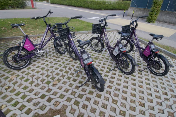 Lugano dzieli się rowerami elektrycznymi (rowerami publicznymi)) — Zdjęcie stockowe