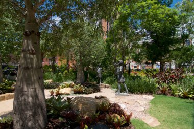 Brisbane, Avustralya 'nın eklektik West End bölgesinde yer alan West Village parkının manzarası