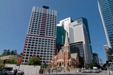 Brisbane, Queensland, Avustralya - 22 Ocak 2020: Brisbane, Avustralya 'daki güzel Albert Sokağı Birleştirme Kilisesi ve bazı yüksek binaların manzarası