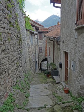 Cima, Como, İtalya - 11 Ağustos 2019: Como ilindeki Lugano gölünde yer alan Cima köyünün merkezinde güzel bir ara sokak manzarası