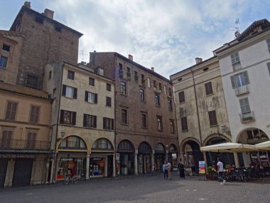 Mantua, Lombardy, İtalya - 24 Ağustos 2015: Piazza Andrea Mantegna ve İtalya 'nın Lombardiya kentindeki bazı güzel eski binaların manzarası
