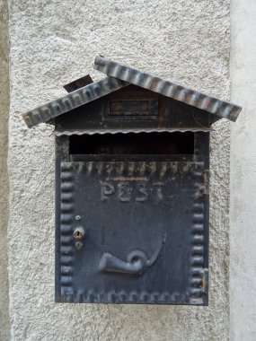 İtalya 'da ele geçirilen taş bir duvarda bulunan eski metal posta kutusu.