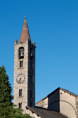 İsviçre 'nin Ticino kantonundaki Capriasca bölgesinde Tesserete köyünün merkezinde yer alan Santo Stefano kilisesinin mavi gökyüzüne karşı çan kulesi.