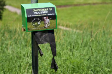 Bangalow, New South Wales, Avustralya - 11 Şubat 2020: Avustralya, News South Wales 'deki Bangalow kasabasında bulunan köpek dışkılarını toplamak için kullanılan plastik poşet dağıtıcısının görüntüsü