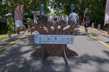 Eumundi, Queensland, Avustralya - 1 Şubat 2020: Eumundi pazar işareti. Eumundi pazarı Avustralya 'nın en popüler zanaatkar pazarlarından biridir ve birçok turist tarafından ziyaret edilmektedir.