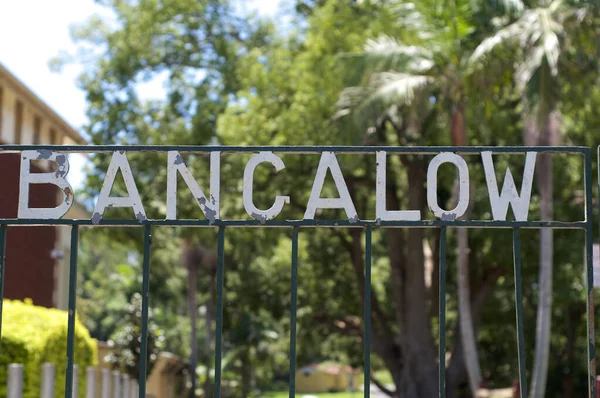 Bangalow Inscrição Portão Ferro Resistido Bangalow Uma Pitoresca Cidade Histórica — Fotografia de Stock