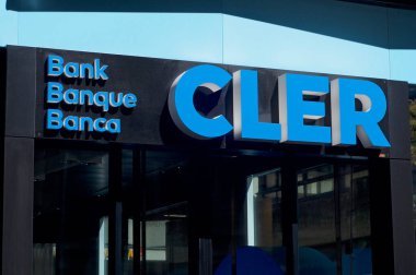 Lugano, Ticino, İsviçre - 1 Eylül 2020: Cler Bank (eski Bank Coop) tabelası Lugano 'daki bir binanın önünde asılı.