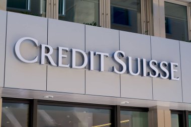 Lugano, İsviçre - 1 Eylül 2020: Lugano 'daki binanın önünde asılı Credit Suisse Bank tabelası. Credit Suisse küresel bir zenginlik yöneticisi yatırım bankası ve finans hizmetleri şirketidir.