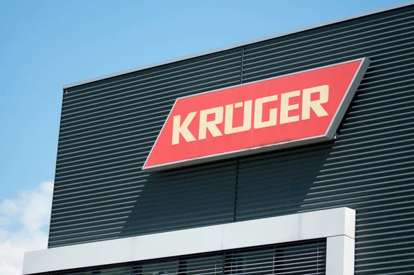 カモリーノ スイス 8月2020 カモリーノの建物にかかってKuergerの会社の看板の表示 Krueger Coは 冷却システムを提供するスイスの会社です — ストック写真
