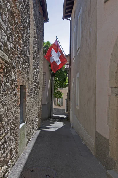 Drapeau Suisse Accroché Milieu Une Ruelle Dans Centre Ville Riva — Photo