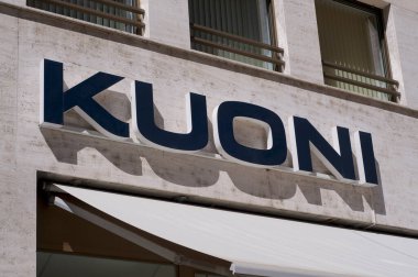 Lugano, Ticino, İsviçre - 1 Eylül 2020: Lugano 'daki bir binanın Kuoni şirket logosu. Kuoni Seyahat, çeşitli hizmetler sunan bir turizm şirketidir.