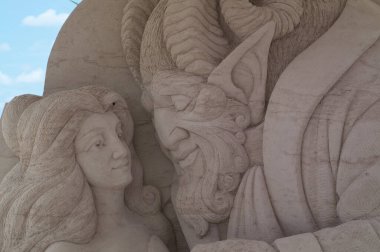 Surfers Paradise, Queensland, Avustralya - 22 Şubat 2020: Peri masalı karakterlerini temsil eden güzel kum heykeli güzellik ve canavarı