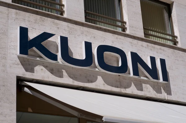 Lugano, Ticino, İsviçre - 1 Eylül 2020: Lugano 'daki bir binanın Kuoni şirket logosu. Kuoni Seyahat, çeşitli hizmetler sunan bir turizm şirketidir.