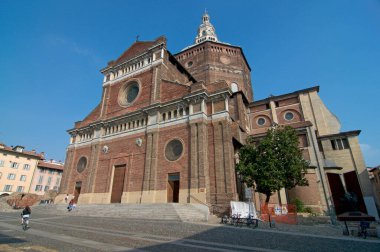 Pavia, Lombardy, İtalya - 26 Eylül 2019: İtalya 'nın Lombardiya bölgesinde yer alan Pavia Katedrali' nin (Duomo di Pavia) alçak açılı görünümü