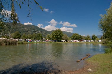 Bir Agno körfezi manzarası ve İsviçre 'nin Ticino Kantonu' ndaki bir kamp alanı.