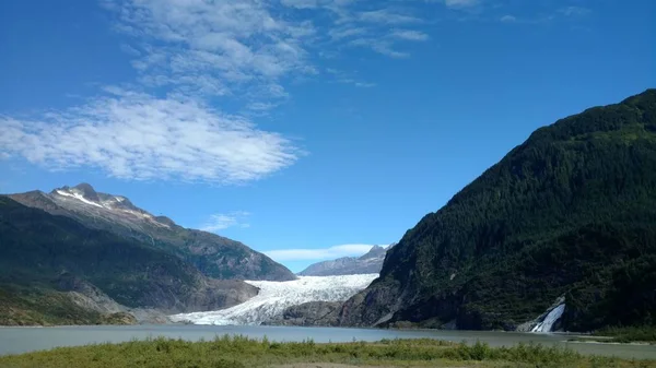 Mendenhall Gletscher Mündet Einen Ruhigen See Daneben Ein Wasserfall — Stockfoto